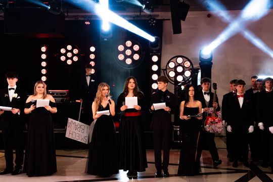 Studniówka III Liceum Ogólnokształcącego im. płk Dionizego Czachowskiego (zdjęcia)