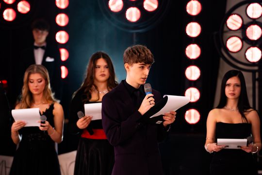 Studniówka III Liceum Ogólnokształcącego im. płk Dionizego Czachowskiego (zdjęcia)