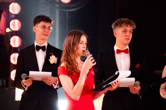 Studniówka III Liceum Ogólnokształcącego im. płk Dionizego Czachowskiego (zdjęcia)