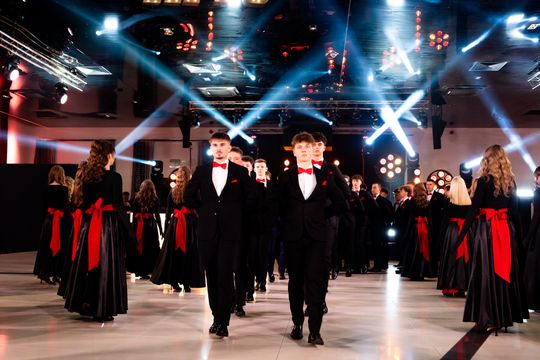 Studniówka III Liceum Ogólnokształcącego im. płk Dionizego Czachowskiego (zdjęcia)