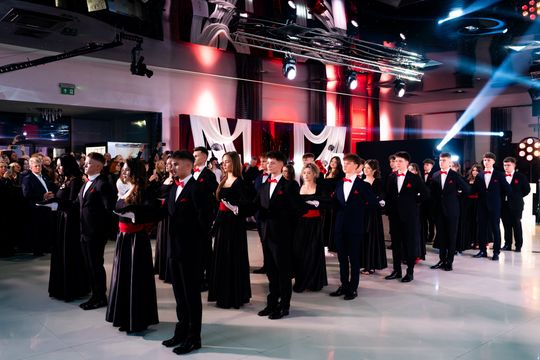 Studniówka III Liceum Ogólnokształcącego im. płk Dionizego Czachowskiego (zdjęcia)