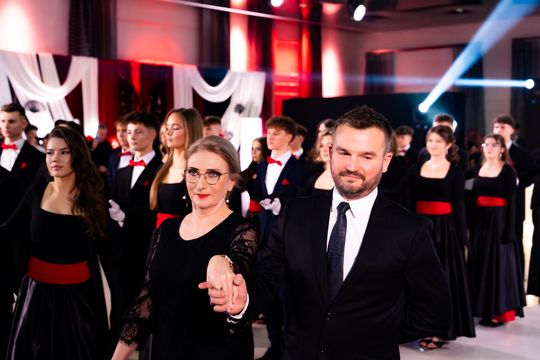 Studniówka III Liceum Ogólnokształcącego im. płk Dionizego Czachowskiego (zdjęcia)