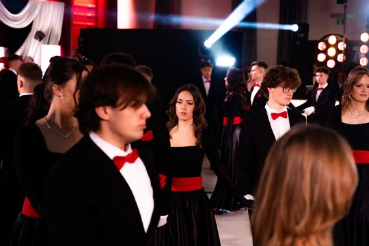 Studniówka III Liceum Ogólnokształcącego im. płk Dionizego Czachowskiego (zdjęcia)