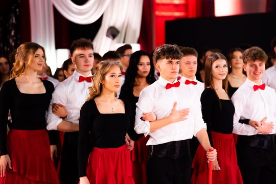 Studniówka III Liceum Ogólnokształcącego im. płk Dionizego Czachowskiego (zdjęcia)