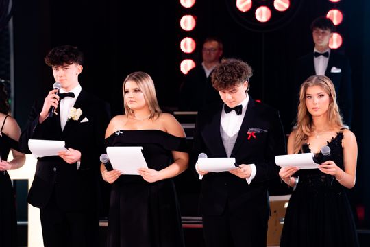 Studniówka III Liceum Ogólnokształcącego im. płk Dionizego Czachowskiego (zdjęcia)