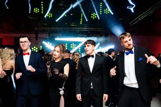 Studniówka III Liceum Ogólnokształcącego im. płk Dionizego Czachowskiego (zdjęcia)