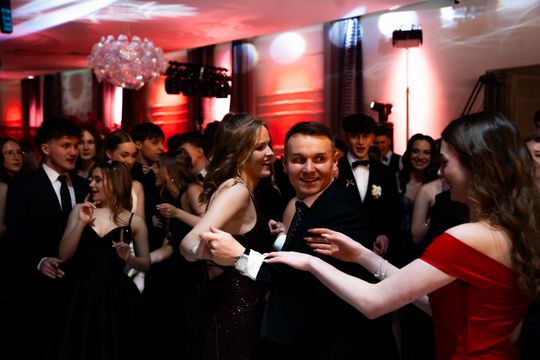 Studniówka III Liceum Ogólnokształcącego im. płk Dionizego Czachowskiego (zdjęcia)