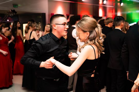 Studniówka III Liceum Ogólnokształcącego im. płk Dionizego Czachowskiego (zdjęcia)