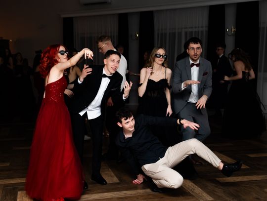 Studniówka Liceum Ogólnokształcącego im. M. Dąbrowskiej w Pionkach (zdjęcia)