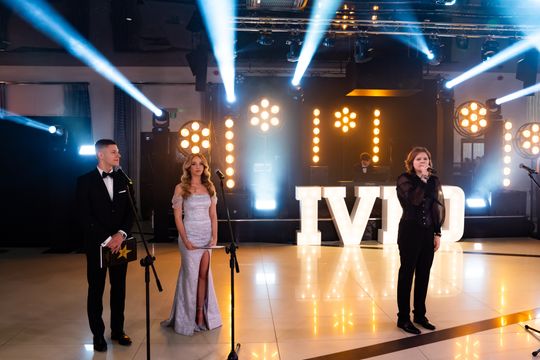 Studniówka IV Liceum Ogólnokształcącego im. dr. Tytusa Chałubińskiego w Radomiu (zdjęcia)