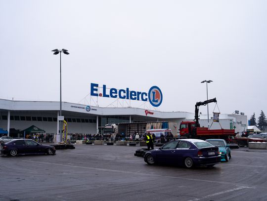 Charytatywny Drift Show na terenie E.Leclerc Radom (zdjęcia)