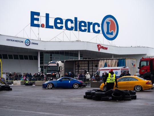 Charytatywny Drift Show na terenie E.Leclerc Radom (zdjęcia)