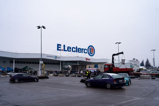 Charytatywny Drift Show na terenie E.Leclerc Radom (zdjęcia)