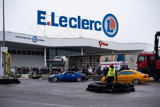 Charytatywny Drift Show na terenie E.Leclerc Radom (zdjęcia)
