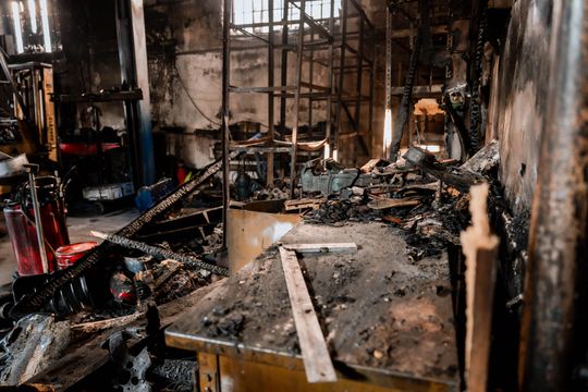 Warsztat w Milejowicach po pożarze (zdjęcia)