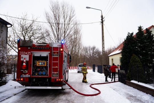 Pożar domu mieszkalnego przy ul. Sąsiedniej (zdjęcia)