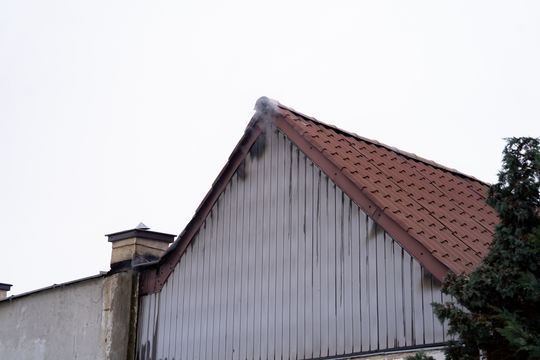 Pożar domu mieszkalnego przy ul. Sąsiedniej (zdjęcia) Pożar domu mieszkalnego przy ul. Sąsiedniej (zdjęcia)