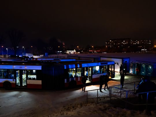 Rozczarowani kibice opuszczający stadion po odwołanym meczu Radomiak Radom - Arka Gdynia (zdjęcia)