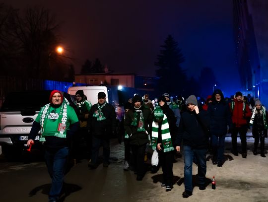 Rozczarowani kibice opuszczający stadion po odwołanym meczu Radomiak Radom - Arka Gdynia (zdjęcia)