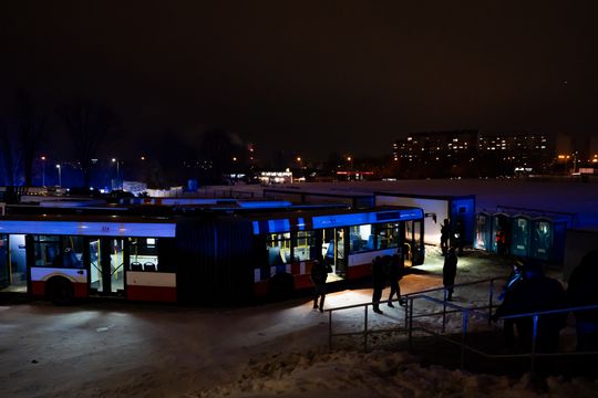 Rozczarowani kibice opuszczający stadion po odwołanym meczu Radomiak Radom - Arka Gdynia (zdjęcia)