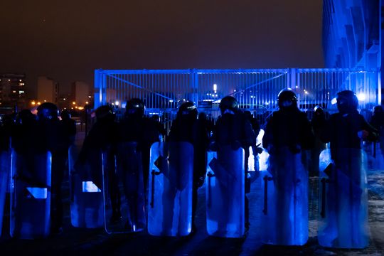Rozczarowani kibice opuszczający stadion po odwołanym meczu Radomiak Radom - Arka Gdynia (zdjęcia)
