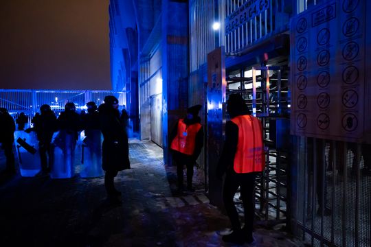 Rozczarowani kibice opuszczający stadion po odwołanym meczu Radomiak Radom - Arka Gdynia (zdjęcia)