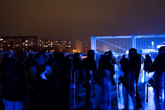Rozczarowani kibice opuszczający stadion po odwołanym meczu Radomiak Radom - Arka Gdynia (zdjęcia)