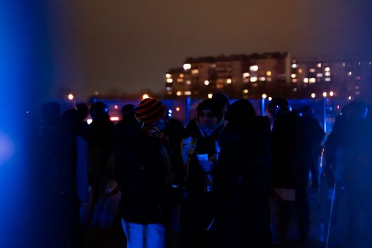 Rozczarowani kibice opuszczający stadion po odwołanym meczu Radomiak Radom - Arka Gdynia (zdjęcia)