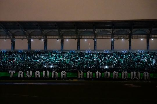 Rozczarowani kibice opuszczający stadion po odwołanym meczu Radomiak Radom - Arka Gdynia (zdjęcia)