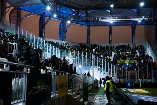 Rozczarowani kibice opuszczający stadion po odwołanym meczu Radomiak Radom - Arka Gdynia (zdjęcia)