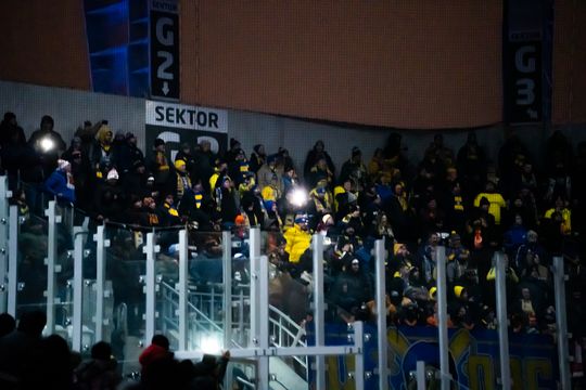 Rozczarowani kibice opuszczający stadion po odwołanym meczu Radomiak Radom - Arka Gdynia (zdjęcia)