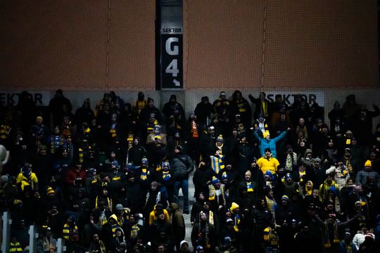 Rozczarowani kibice opuszczający stadion po odwołanym meczu Radomiak Radom - Arka Gdynia (zdjęcia)