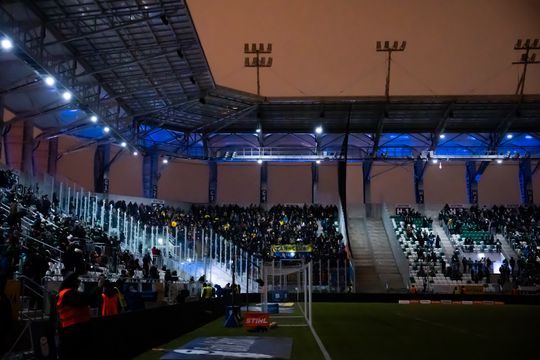 Rozczarowani kibice opuszczający stadion po odwołanym meczu Radomiak Radom - Arka Gdynia (zdjęcia)