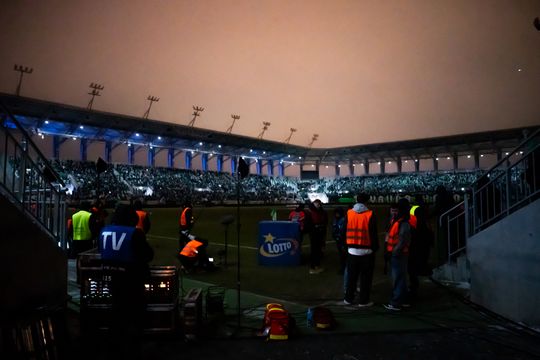 Rozczarowani kibice opuszczający stadion po odwołanym meczu Radomiak Radom - Arka Gdynia (zdjęcia) Rozczarowani kibice opuszczający stadion po odwołanym meczu Radomiak Radom - Arka Gdynia (zdjęcia)