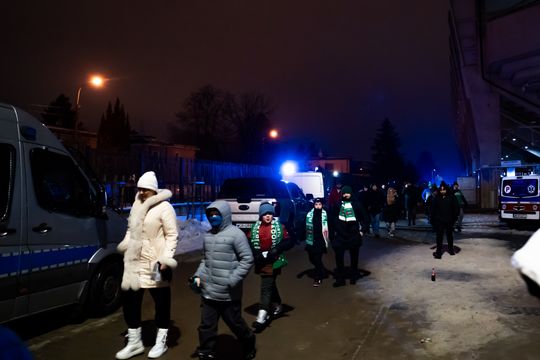 Rozczarowani kibice opuszczający stadion po odwołanym meczu Radomiak Radom - Arka Gdynia (zdjęcia) Rozczarowani kibice opuszczający stadion po odwołanym meczu Radomiak Radom - Arka Gdynia (zdjęcia)