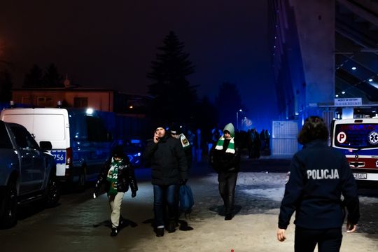 Rozczarowani kibice opuszczający stadion po odwołanym meczu Radomiak Radom - Arka Gdynia (zdjęcia) Rozczarowani kibice opuszczający stadion po odwołanym meczu Radomiak Radom - Arka Gdynia (zdjęcia)