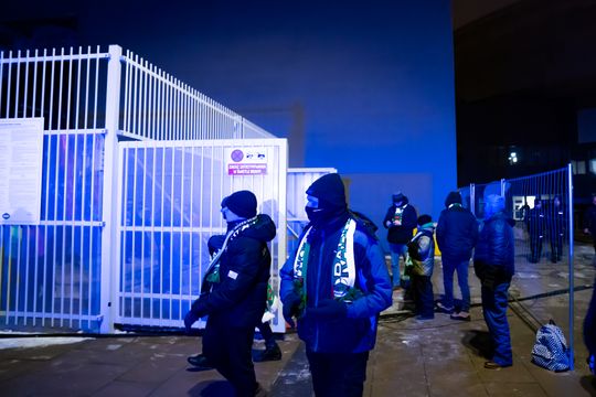 Rozczarowani kibice opuszczający stadion po odwołanym meczu Radomiak Radom - Arka Gdynia (zdjęcia)