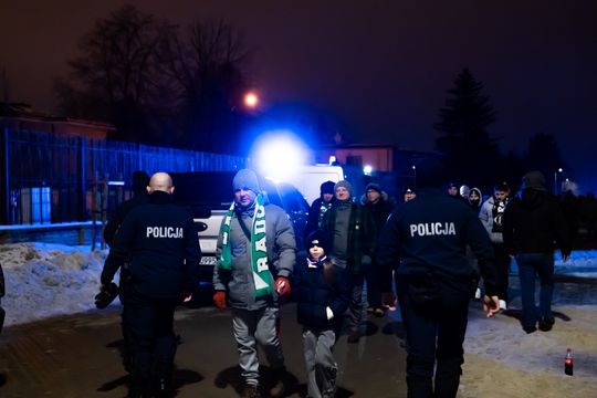 Rozczarowani kibice opuszczający stadion po odwołanym meczu Radomiak Radom - Arka Gdynia (zdjęcia)
