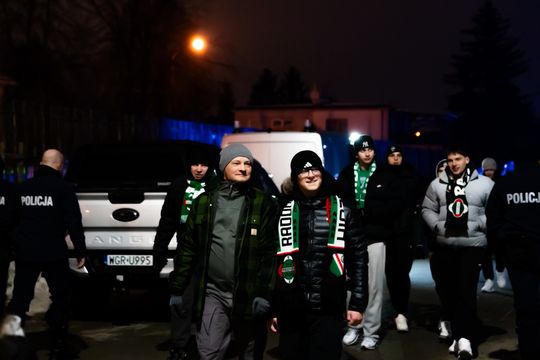 Rozczarowani kibice opuszczający stadion po odwołanym meczu Radomiak Radom - Arka Gdynia (zdjęcia) Rozczarowani kibice opuszczający stadion po odwołanym meczu Radomiak Radom - Arka Gdynia (zdjęcia)