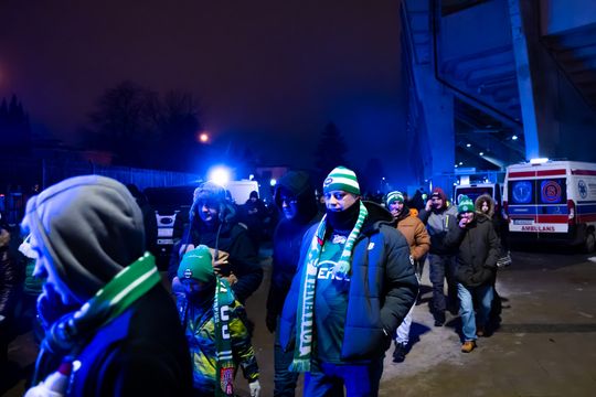 Rozczarowani kibice opuszczający stadion po odwołanym meczu Radomiak Radom - Arka Gdynia (zdjęcia) Rozczarowani kibice opuszczający stadion po odwołanym meczu Radomiak Radom - Arka Gdynia (zdjęcia)