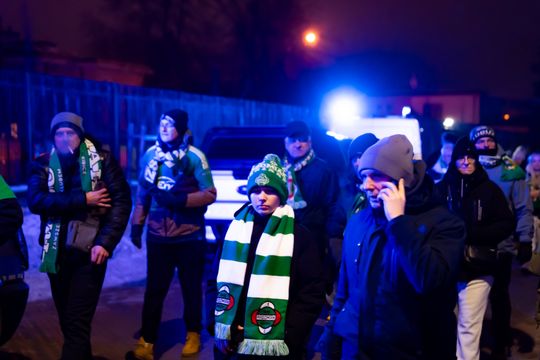 Rozczarowani kibice opuszczający stadion po odwołanym meczu Radomiak Radom - Arka Gdynia (zdjęcia)