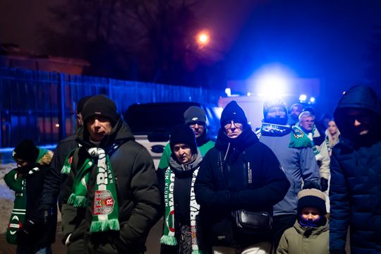 Rozczarowani kibice opuszczający stadion po odwołanym meczu Radomiak Radom - Arka Gdynia (zdjęcia)