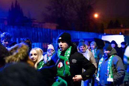 Rozczarowani kibice opuszczający stadion po odwołanym meczu Radomiak Radom - Arka Gdynia (zdjęcia)