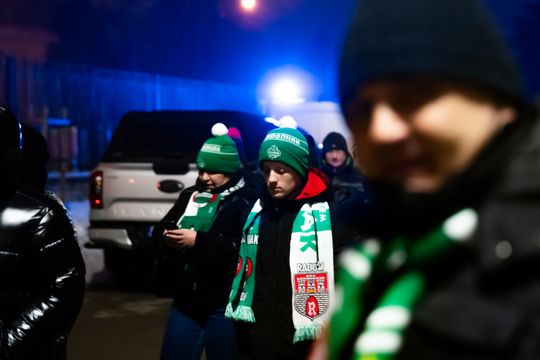 Rozczarowani kibice opuszczający stadion po odwołanym meczu Radomiak Radom - Arka Gdynia (zdjęcia)