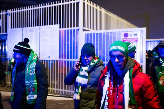 Rozczarowani kibice opuszczający stadion po odwołanym meczu Radomiak Radom - Arka Gdynia (zdjęcia) Rozczarowani kibice opuszczający stadion po odwołanym meczu Radomiak Radom - Arka Gdynia (zdjęcia)