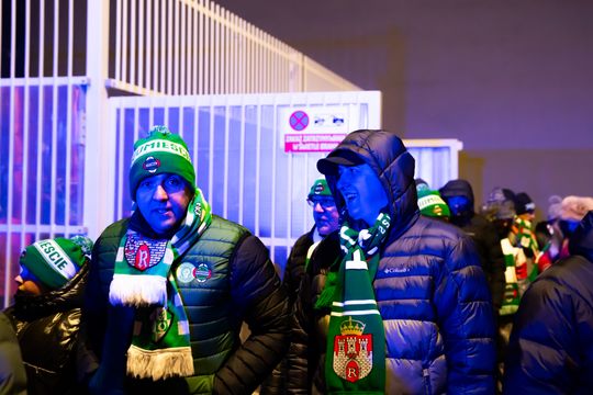 Rozczarowani kibice opuszczający stadion po odwołanym meczu Radomiak Radom - Arka Gdynia (zdjęcia)