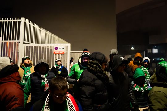Rozczarowani kibice opuszczający stadion po odwołanym meczu Radomiak Radom - Arka Gdynia (zdjęcia)