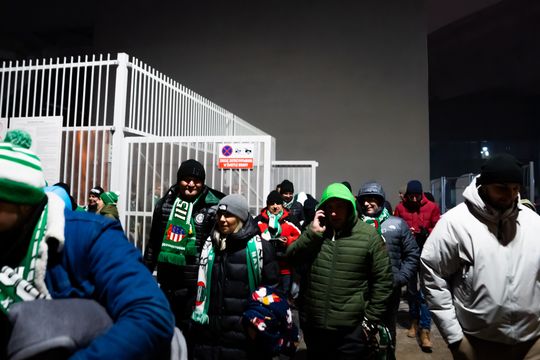 Rozczarowani kibice opuszczający stadion po odwołanym meczu Radomiak Radom - Arka Gdynia (zdjęcia) Rozczarowani kibice opuszczający stadion po odwołanym meczu Radomiak Radom - Arka Gdynia (zdjęcia)