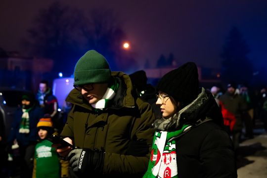 Rozczarowani kibice opuszczający stadion po odwołanym meczu Radomiak Radom - Arka Gdynia (zdjęcia) Rozczarowani kibice opuszczający stadion po odwołanym meczu Radomiak Radom - Arka Gdynia (zdjęcia)