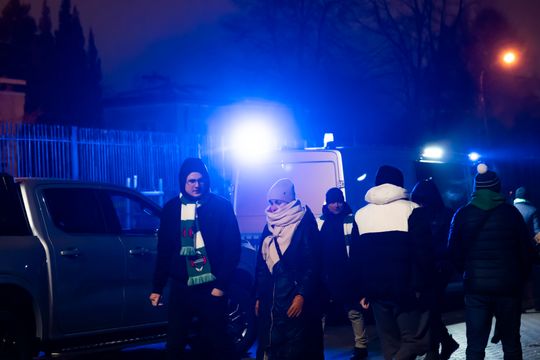 Rozczarowani kibice opuszczający stadion po odwołanym meczu Radomiak Radom - Arka Gdynia (zdjęcia)